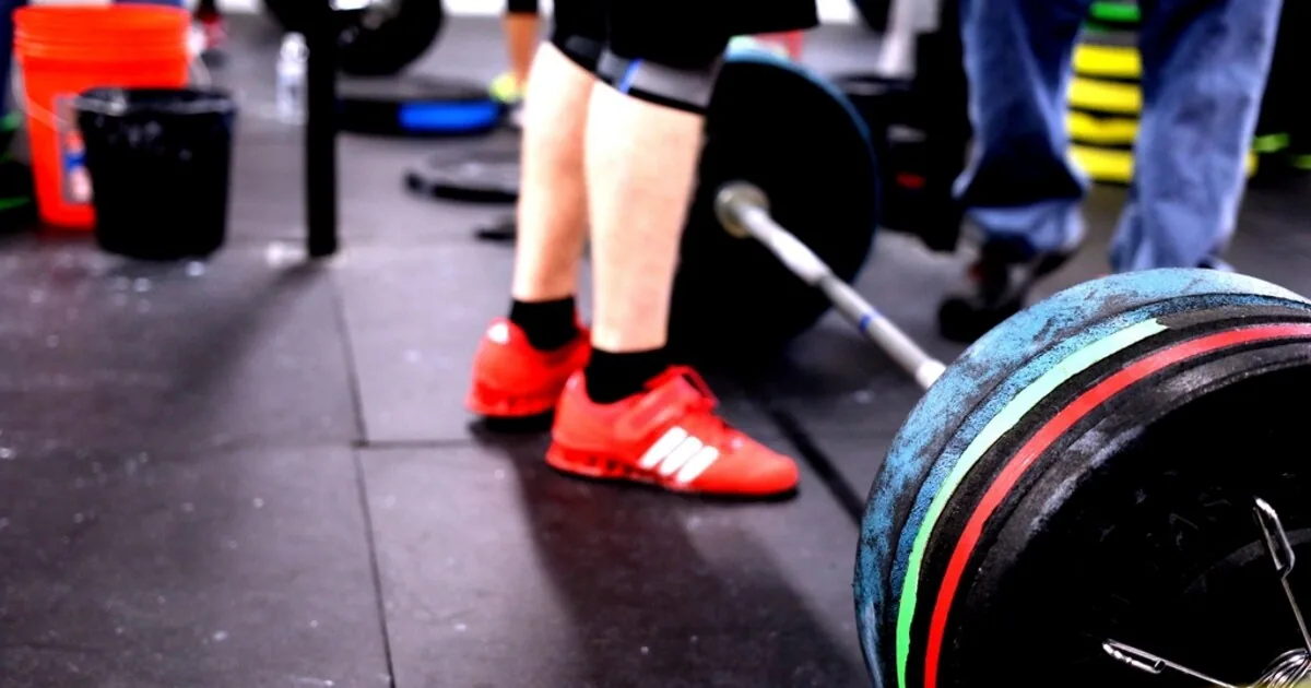Felhúzás (deadlift) helyes technikája: forma, gyakori hibák és variációk